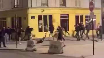 В Париже футбольные болельщики устроили беспорядки