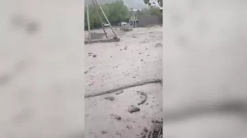 Güclü sel bir gündə 3 körpünü dağıtdı