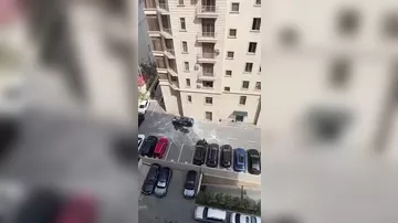 “28 May”da binanın üzlüyü maşınların üstünə töküldü