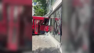 Serbiyada tramvay binaya çırpılıb - yaralılar var
