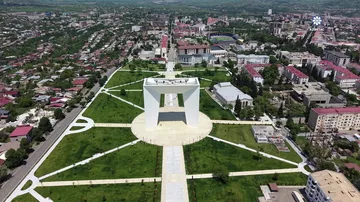 Prezident İlham Əliyev Xankəndi şəhərində Zəfər tağının önünə gül dəstələri düzüb
