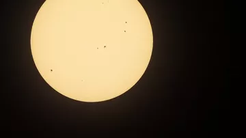 Ракета SpaceX снята на фоне Солнца