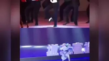 Rəqs edən robot yerə yıxıldı