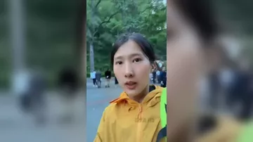 В Китае обезьяны в парке нашли себе "работу"