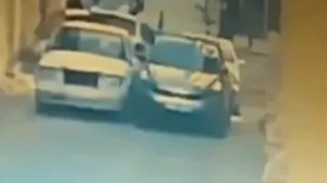 В Баку стена обрушилась на автомобили