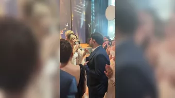 Röya Ayxanın toyda bəyin dostu ilə dueti sosial şəbəkələrdə gündəm olub