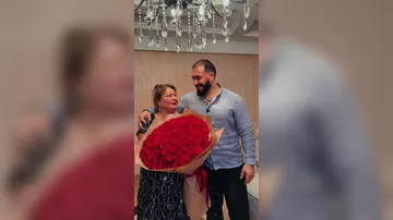 Tanınmış idmançıdan anasina dogum gununde surpriz..