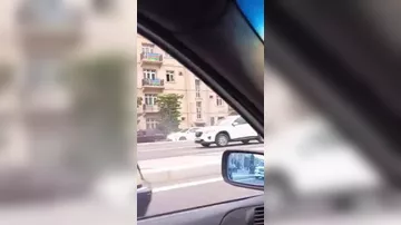 Bakıda avtomobil yandı - Anbaan görüntülər
