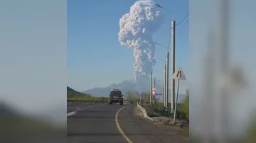 Очередной мощный выброс пепла на вулкане Шивелуч на Камчатке