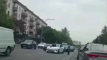 Bakıda qadın avtomobilin önünü kəsib, üstünə uzandı (3)
