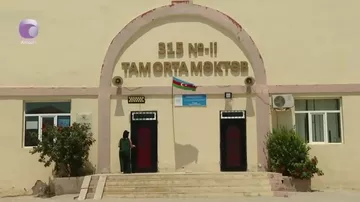 “Oğlumun çeynədiyi saqqızı müəllimi dərsdə onun başına yapışdırıb”