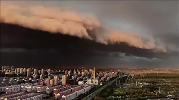 В Китае сняли впечатляющее видео приближения грозы к городу