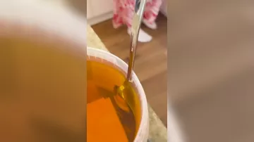 Мужчина съел килограмм меда за минуту ради рекорда