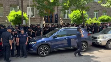 У здания ЦИК Армении проходит митинг