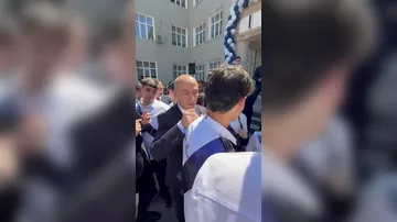 Elm və təhsil naziri məzunların köynəyinə təbriklərini yazdı