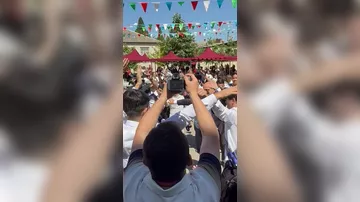 Nazir məzunlarla “Yallı” oynadı