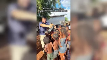 Türkiyəli gənc Afrikada yaşayan uşaqları sevindirib