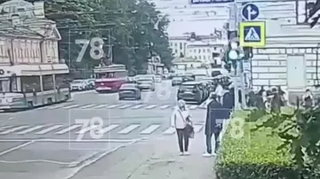 Иномарка влетела в толпу пешеходов в Петербурге