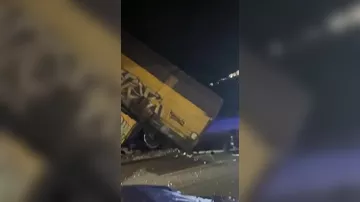 Два вагона товарного поезда рухнули с моста в Мюнхене