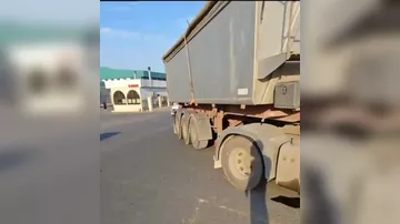 Lökbatanda mikroavtobus yük maşınına çırpıldı