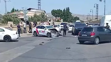Lökbatanda taksi sərnişin avtobusu ilə toqquşub