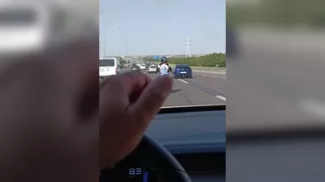Sürətli yolda uşağın həyatını təhlükəyə atdı
