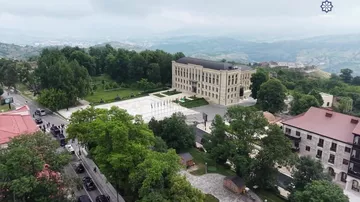 Prezidentlər İlham Əliyev və Sərdar Berdiməhəmmədov Şuşada Azərbaycanın tanınmış şəxsiyyətlərinin işğal dövründə güllələnmiş büstlərinə baxıblar