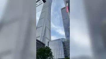 Çində təyyarə 109 mərtəbəli binaya çırpıldı