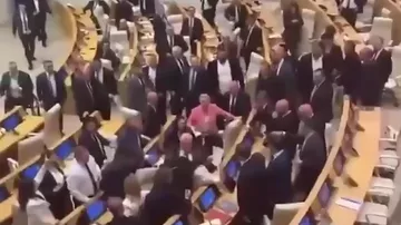 Gürcüstan parlamentinin iclasında dava düşüb