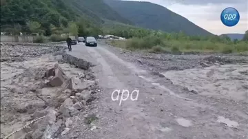 В Шекинском районе сель перекрыл дорогу между селами