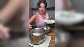 Coookholic поделилась рецептом салата с фунчозой