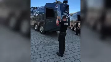 В Берлине водометы превратили в источники охлаждающего тумана