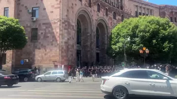 Армянская оппозиция устроила митинг у здания правительства, полиция оцепила периметр