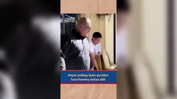 heyat yoldasina qizildan hazirlanmis unitaz hediyye edib..