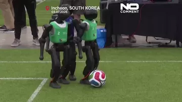 Humanoid robotlar futbol bacarıqlarını nümayiş etdirirlər