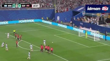 Messi penaltini qaçırır