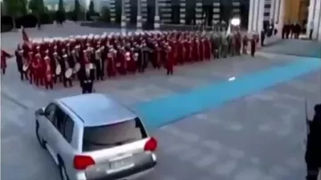 Makronun rəsmi dövlət maşını məsxərəyə qoyuldu