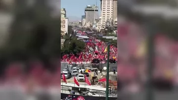 Более миллиона человек собрались на похороны Али Хаменеи - 1