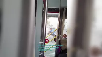 Sürücü avtobusu saxlayıb siqaret çəkməyə düşdü