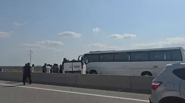Bakı-Qazax magistralında yük avtomobilinin aşması sıxlığa səbəb olub