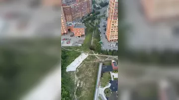 Провал грунта глубиной около 15 метров образовался в российском городе