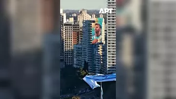 Гигантская футболка Месси пролетела над Росарио