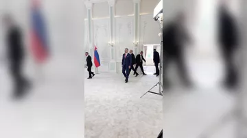 Prezident İlham Əliyev və Peter Pelleqrini bir-birinə xatirə hədiyyələri təqdim ediblər