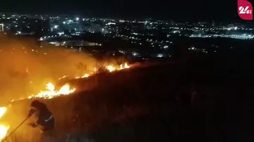 В Кыргызстане второй день тушат пожар в горной местности