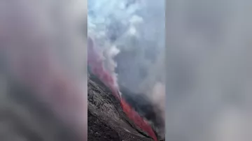 İtaliyadakı Etna vulkanı lava püskürtməyə davam edir