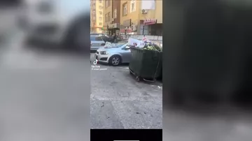 Bakıda maşını yanlış yerdə saxlayan sürücünü sakinlər belə cəzalandırdı