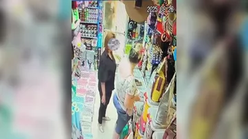 Qadını mağazada döydü - Saxlanıldı