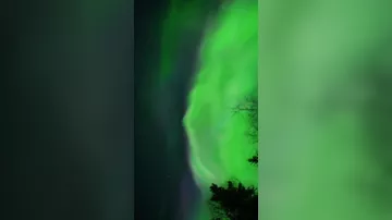 Завораживающее северное сияние озарило небо над Аляской