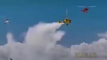 Вертолет рухнул на двух туристов в Китае