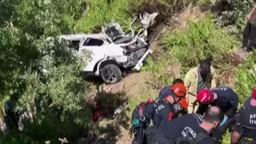 В Турции автомобиль сорвался в овраг